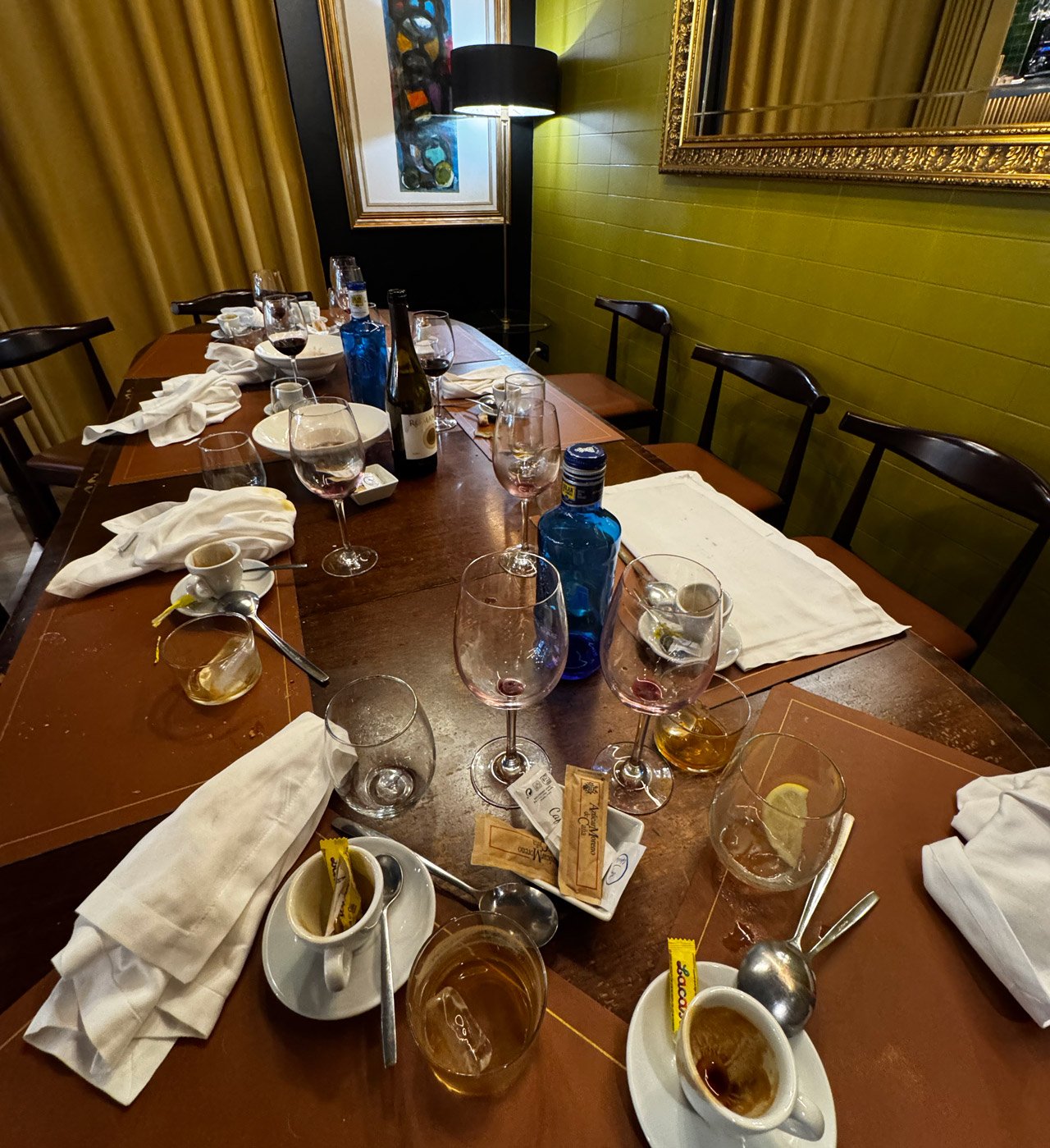 Sobremesa tras una comida de empresa en La MaMá Restaurante